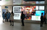 新宿駅西口広場の大型デジタルサイネージ　イメージ
