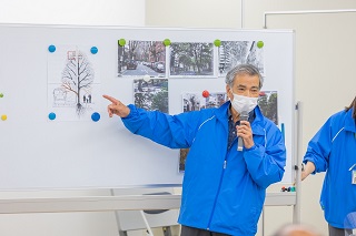 「緑と水の市民カレッジ」選任講師から説明