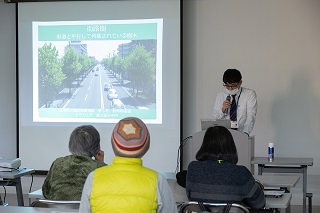 東京都建設局公園緑地部職員から説明