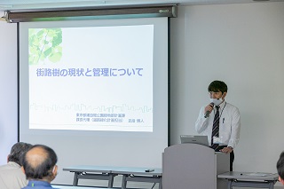 東京都建設局公園緑地部職員から説明