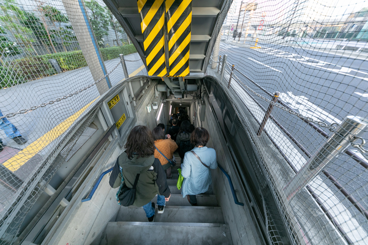 非常口の内部に入る
