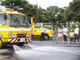 散水車が水を出している様子