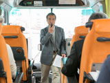 バス車中で上田講師の説明
