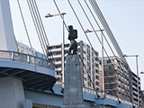 パリ市から寄贈された中央大橋のブロンズ像