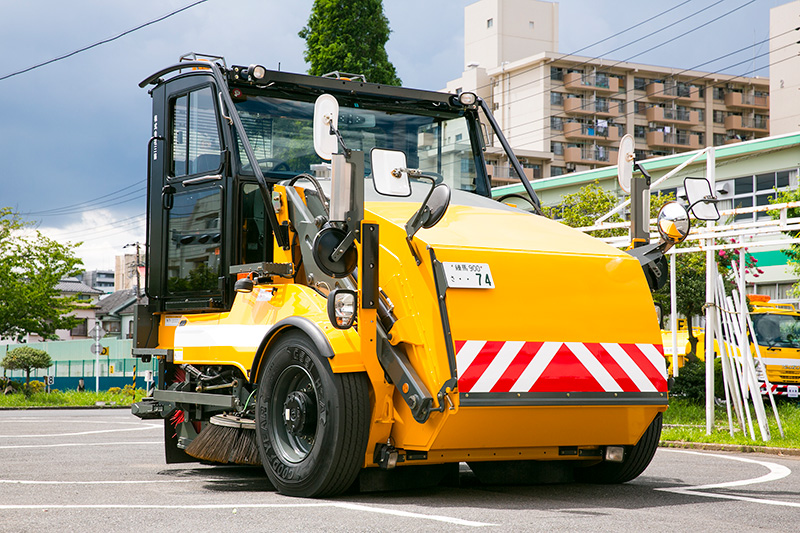 「人知れず活躍する道路お掃除隊『ロードスイーパー（路面清掃車）』体験試乗」