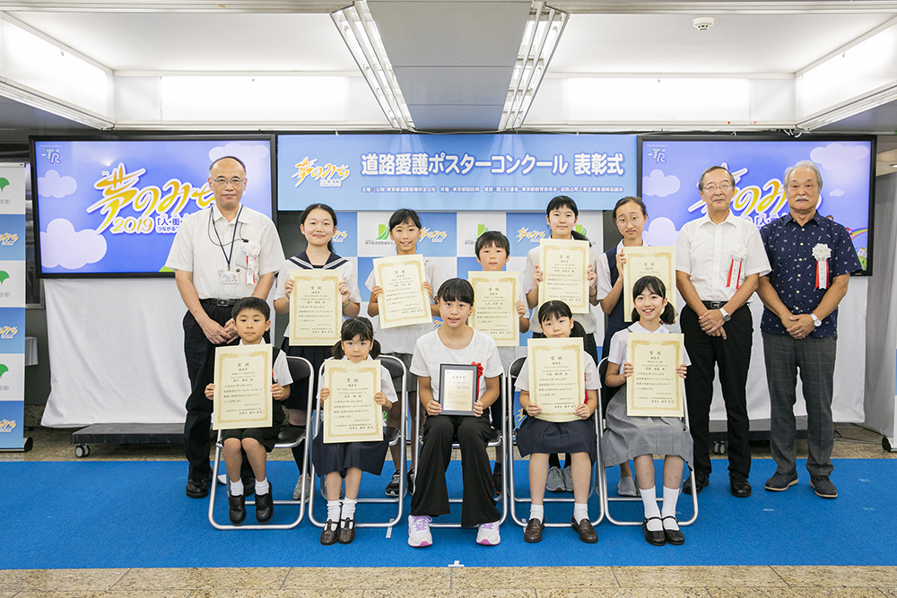 道路愛護ポスターコンクール表彰式·作品展示の様子