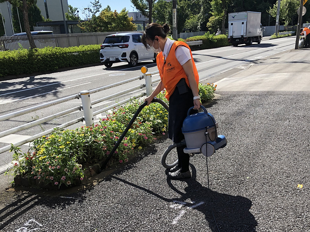 掃除機を使ってゴミを吸引