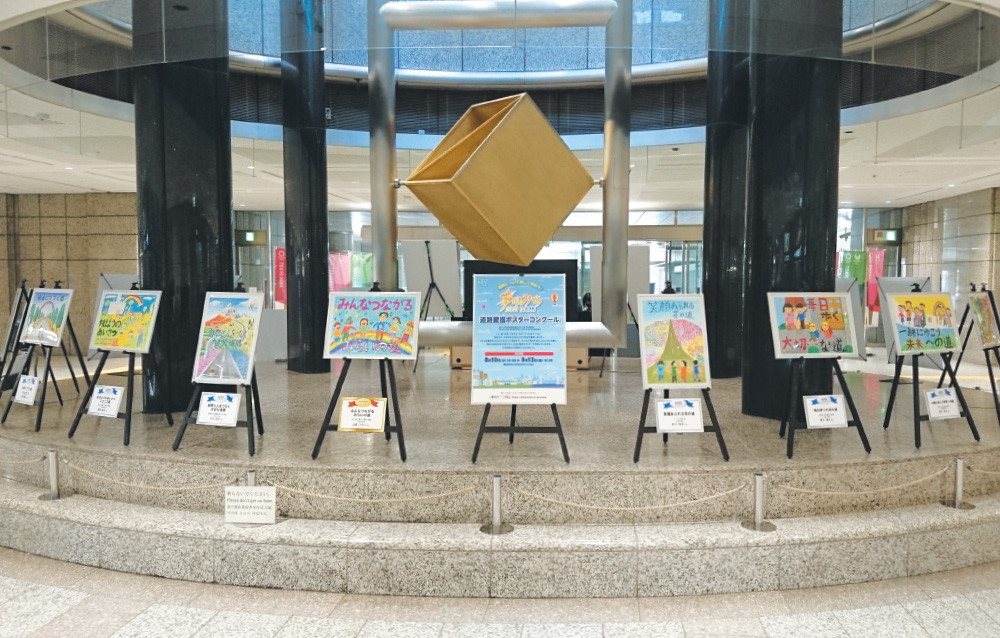 ポスター展示（都庁第一本庁舎１階アートワーク台座）