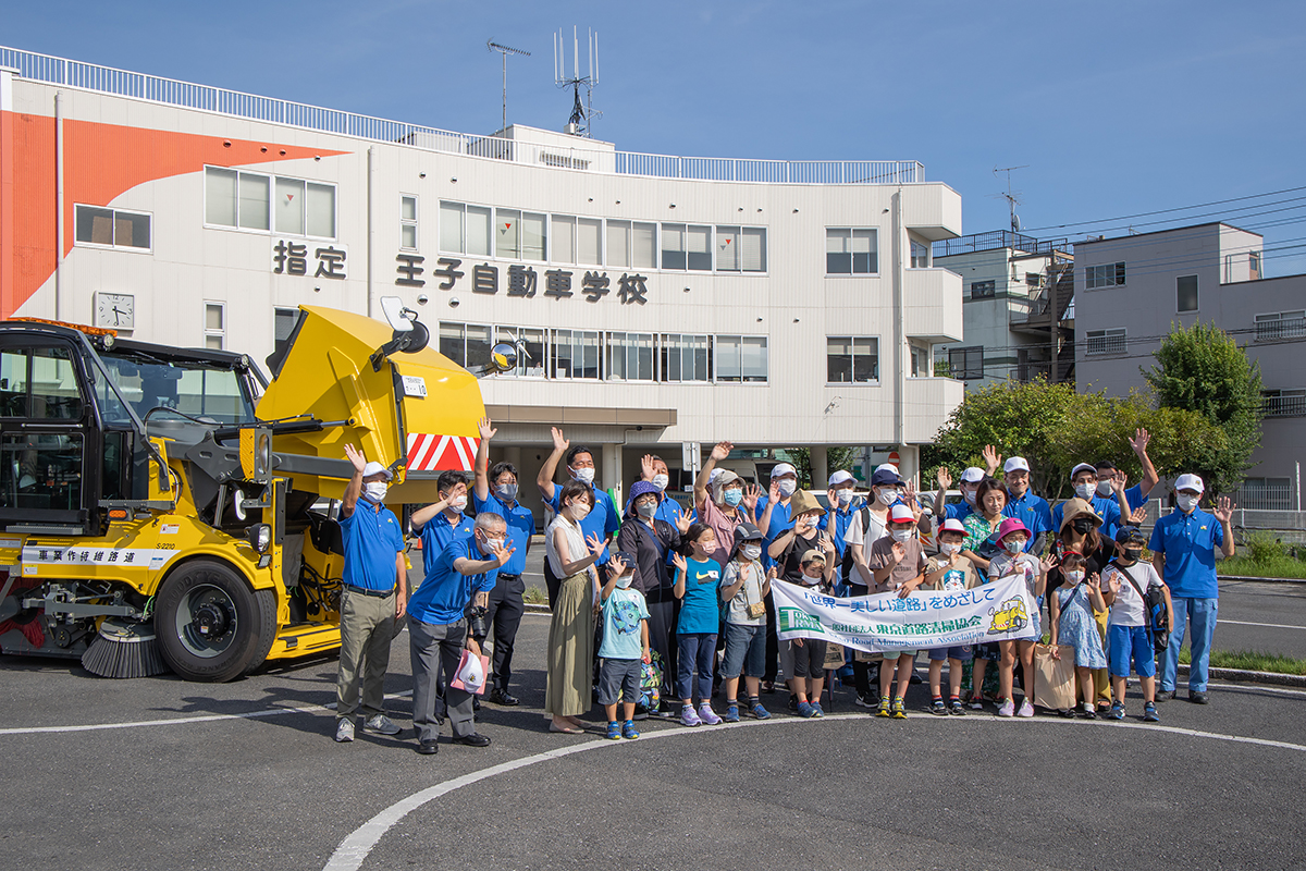 人知れず活躍する道路お掃除隊「ロードスイーパー（路面清掃車）」体験試乗