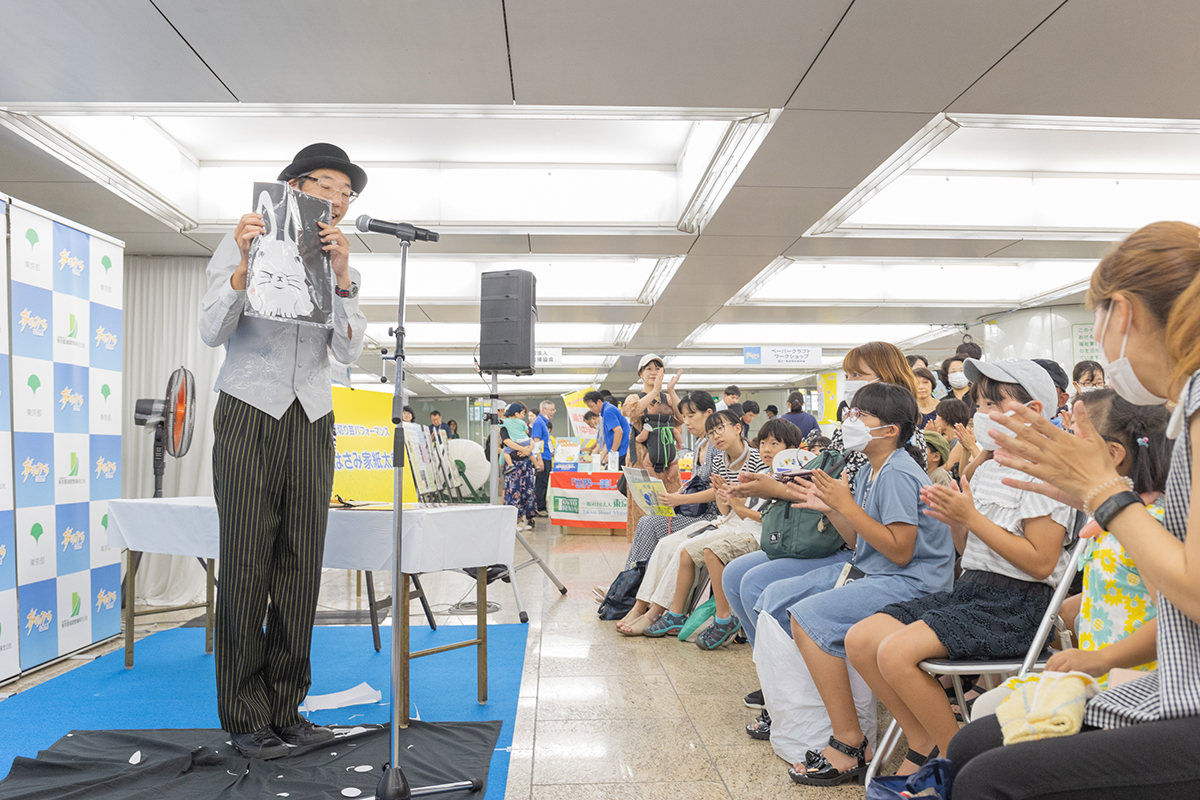 はさみ家紙太郎　紙切り芸パフォーマンス